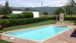 piscina a forma libera con pvc color grigio chiaro